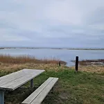4 Person In Hals-by Traum *