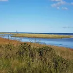 4 Person In Hals-by Traum Hals
