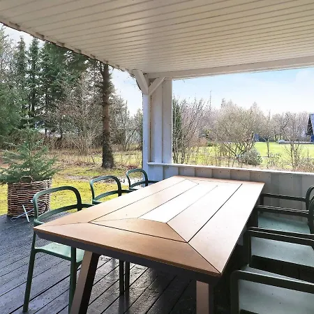 4 Person In Hals-by Traum *