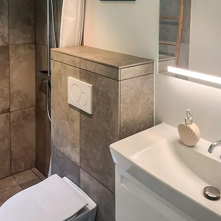 4 Person In Hals-by Traum *