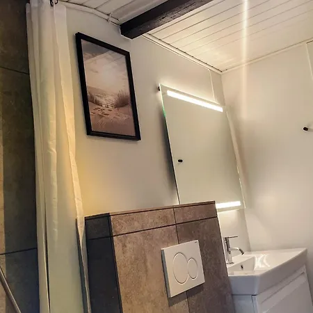 4 Person In Hals-by Traum * Hals