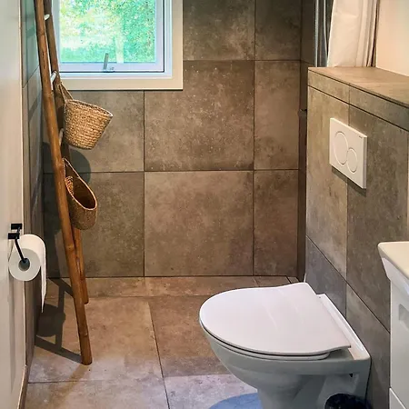 4 Person In Hals-by Traum