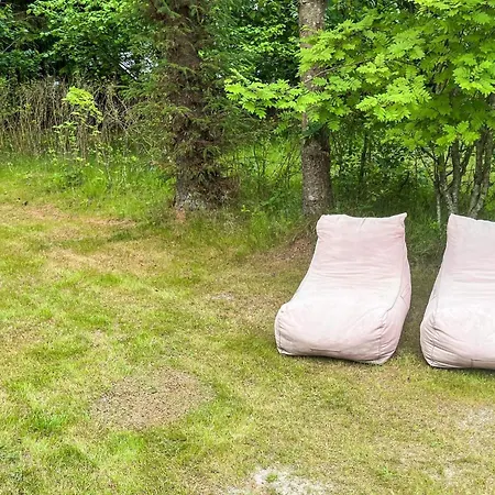 4 Person In Hals-by Traum * Hals