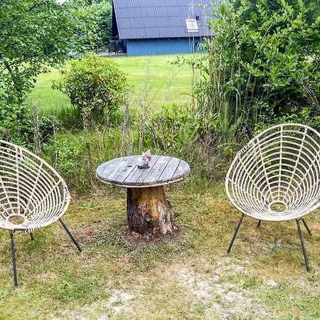 4 Person In Hals-by Traum