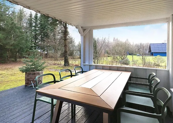 4 Person In Hals-by Traum *