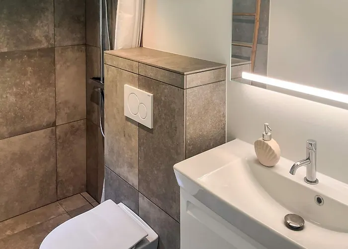 4 Person In Hals-by Traum *