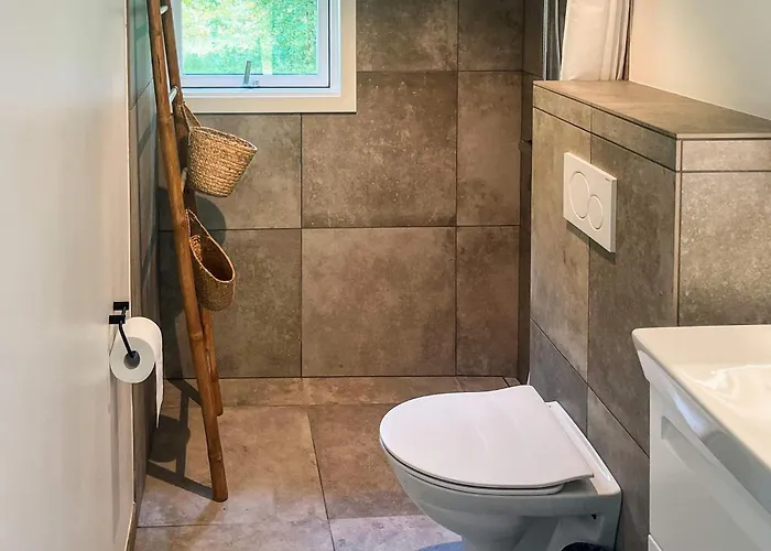 4 Person In Hals-by Traum