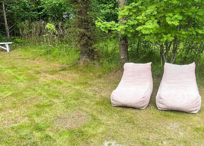 4 Person In Hals-by Traum * Hals