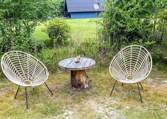 4 Person In Hals-by Traum