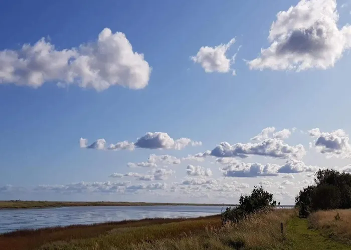 4 Person In Hals-by Traum