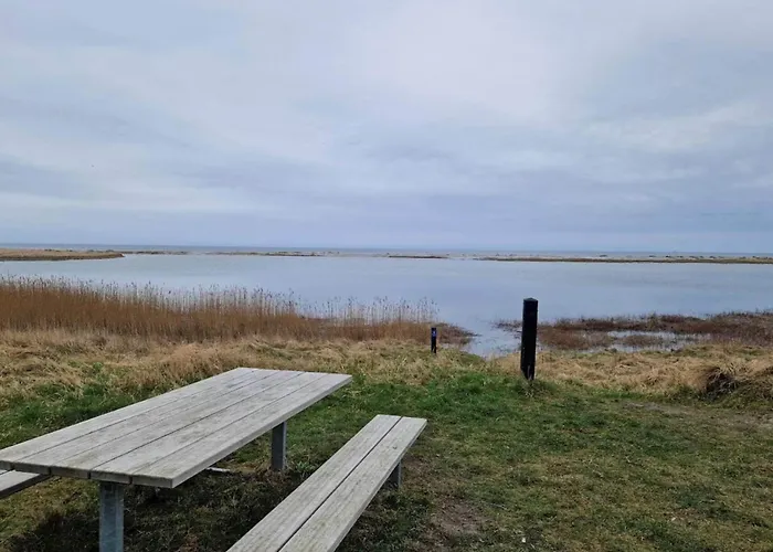 4 Person In Hals-by Traum *